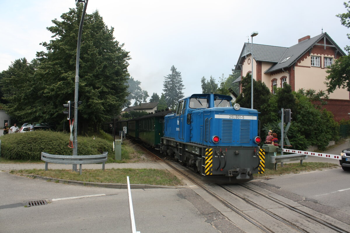 99 4802 und 251 901 verlassen Putbus in Richtung Lauterbach Mole am 26.7.21