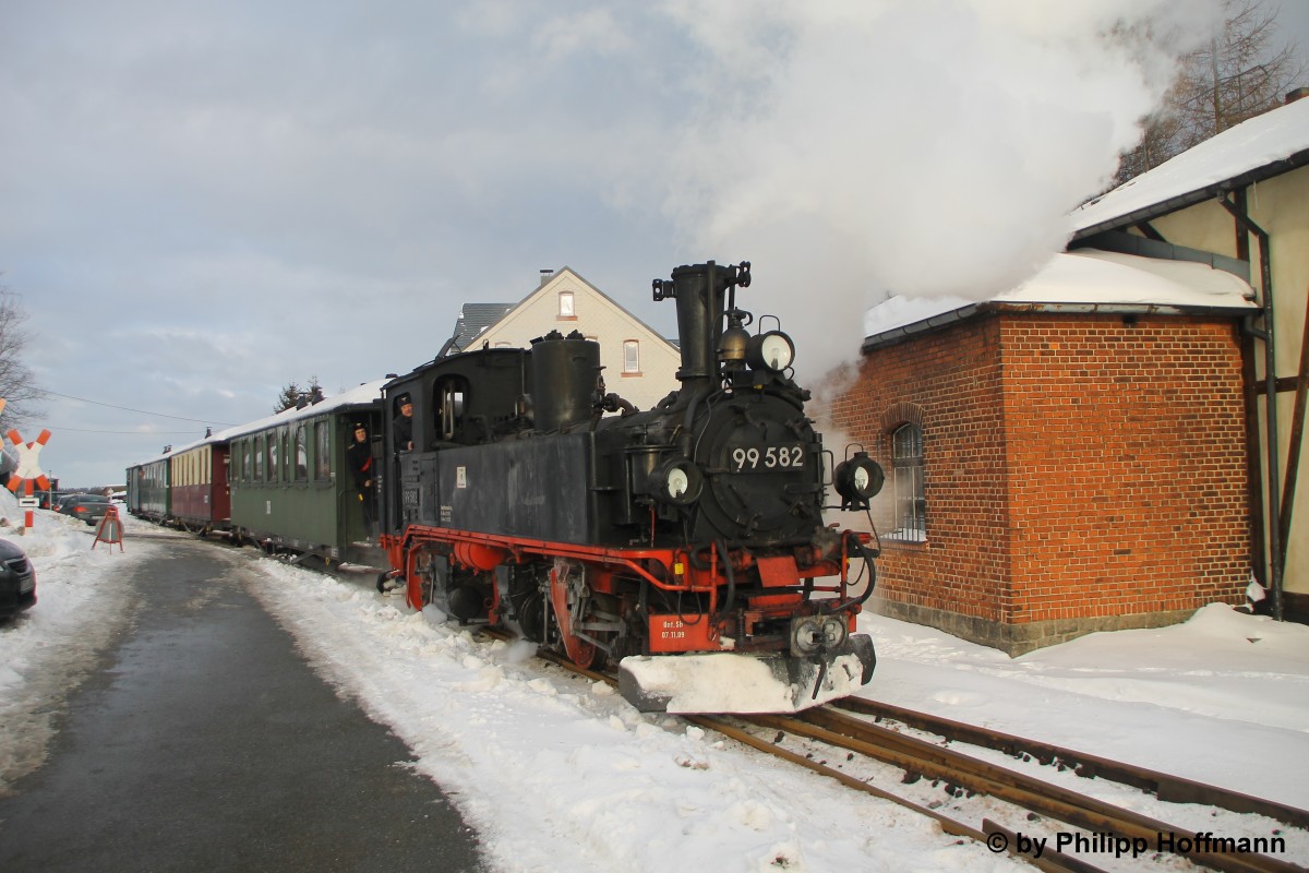 99 582 rollt langsam, nach der anstregenden Bergfahrt, in den Bahnhof Sch�nheide ein.