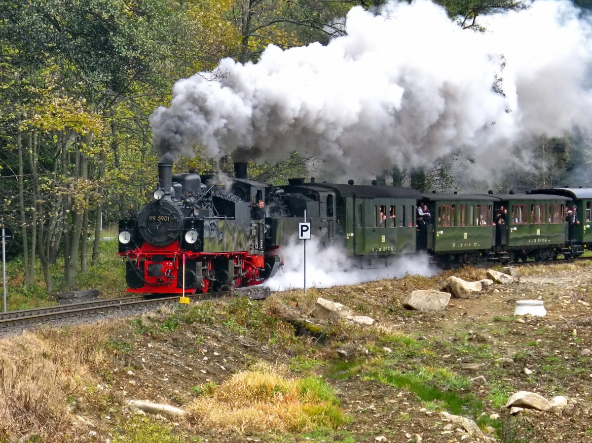 99 5901 und 99 5906-5 am 30. Oktober 2010 bei der Ausfahrt aus dem Bahnhof Drei Annen Hohne in Richtung Brocken.