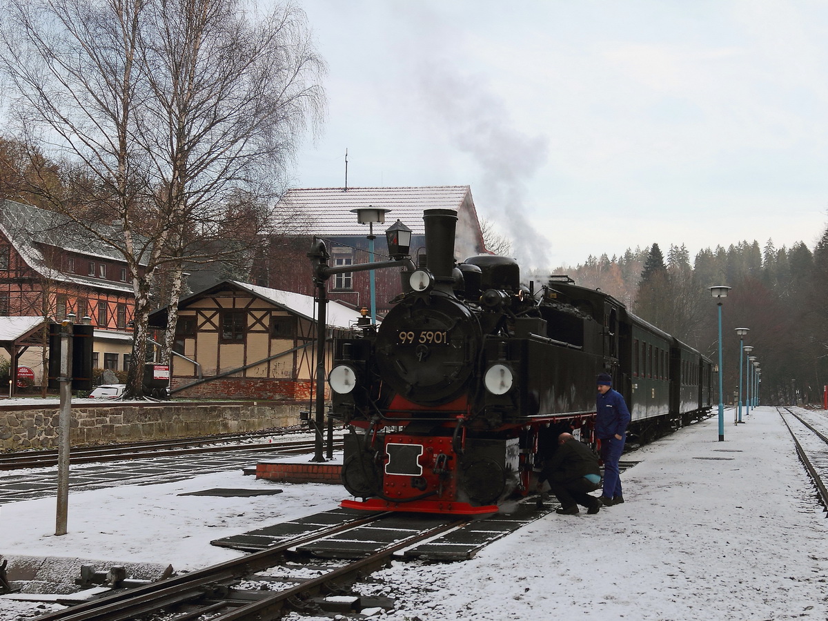 99 5901 nach der Sonderfahrt vom 30. Januar 2016 bei der Überführung von Gernrode nach Wernigerode am 31. Januar 2016 im Bahnhof Alexisbad.