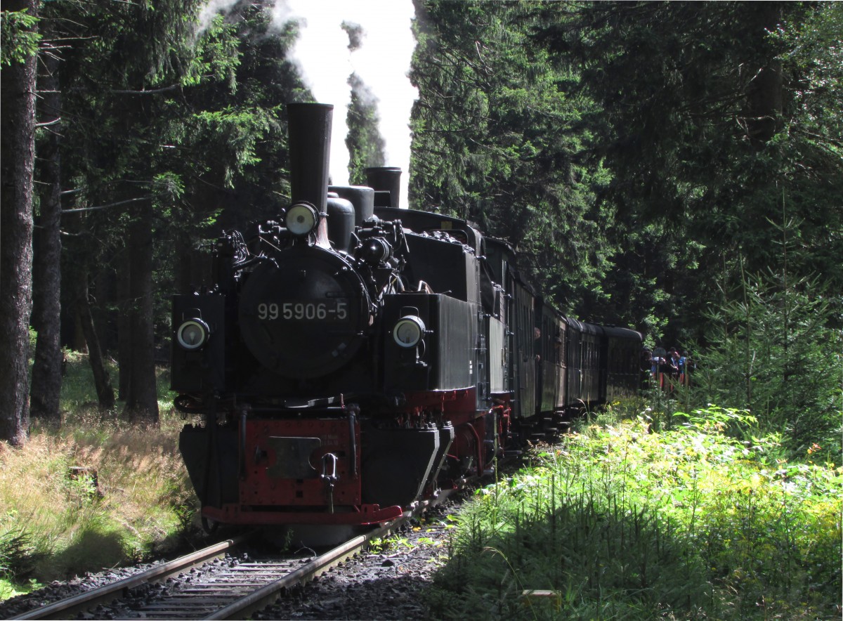 99 5906-5 und 99 5902 bei der Einfahrt mit dem Tradionszug am 13.08.2014 in Schierke