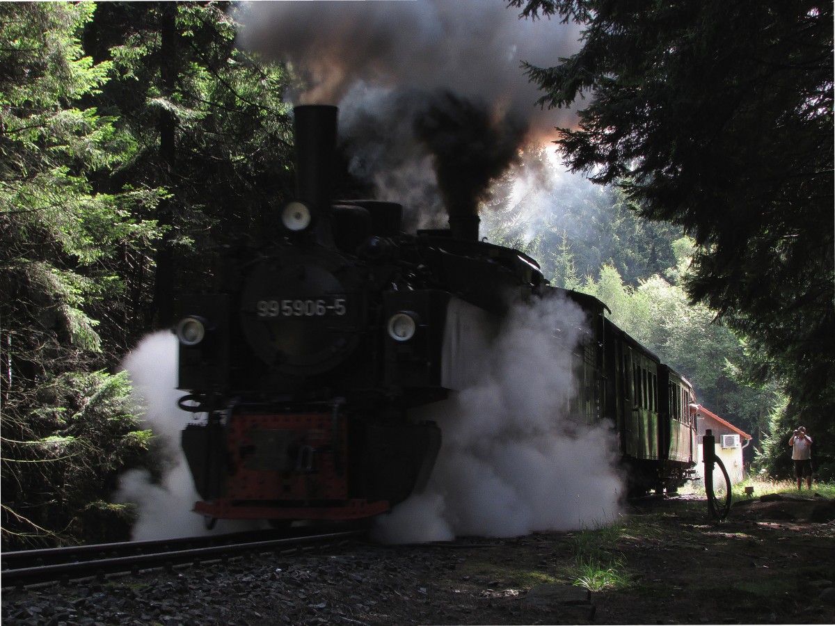 99 5906-5 und 99 5902 donnern mit dem Traditionszug am Haken aus dem Bahnhof Schierke am 13.08.2014 raus