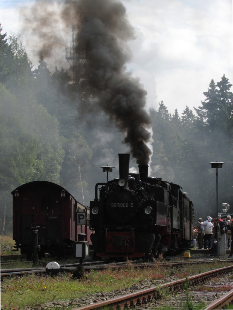 99 5906-5 und 99 5902 standen mit dem Traditionszug im Bahnhof Schierke am 13.08.2014