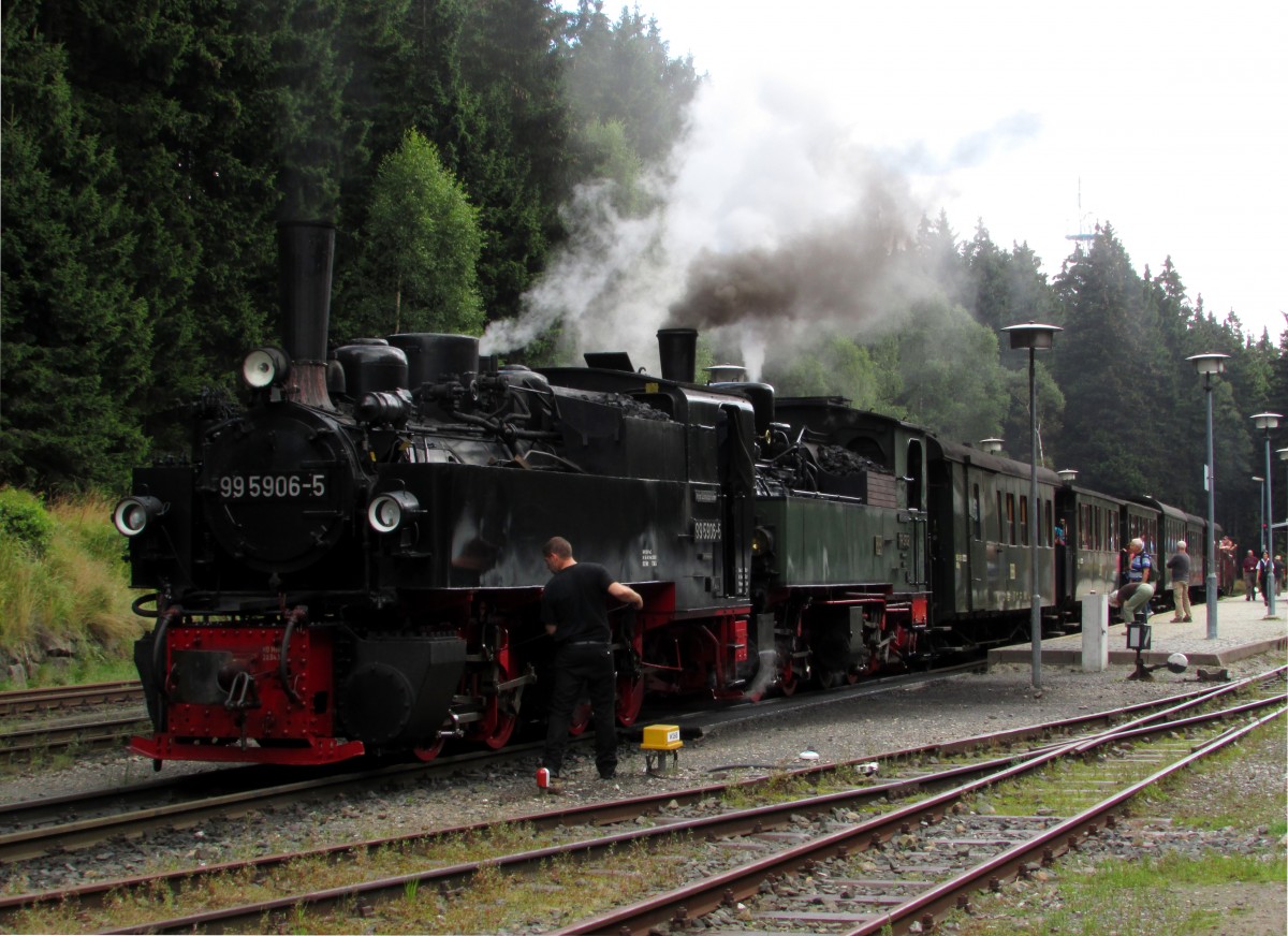 99 5906-5 und 99 5902 standen mit dem Traditionszug am 13.08.2014 im Bahnhof Schierke 