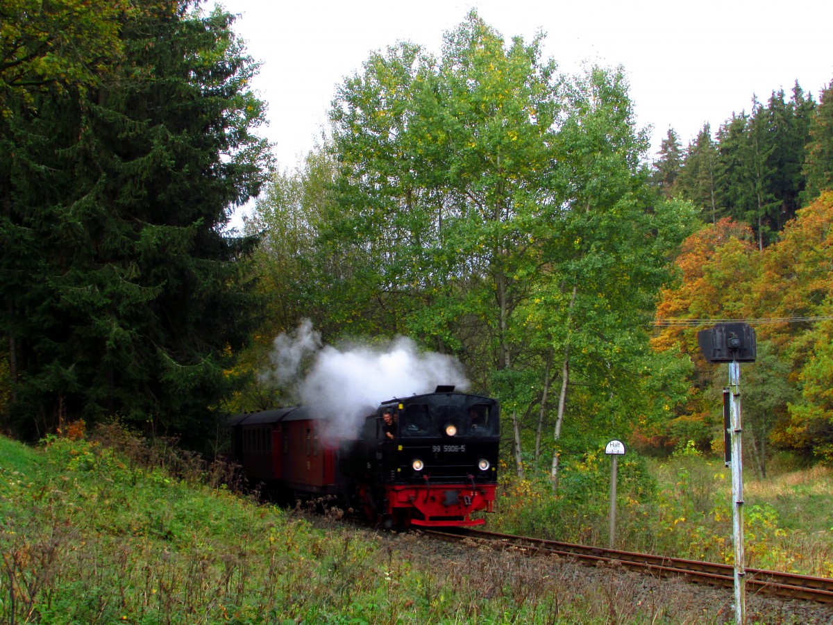 99 5906-5 bei der Einfahrt in Friedrichshöhe mit P 8952 aus Eisfelder Talmühle am 18.10.14