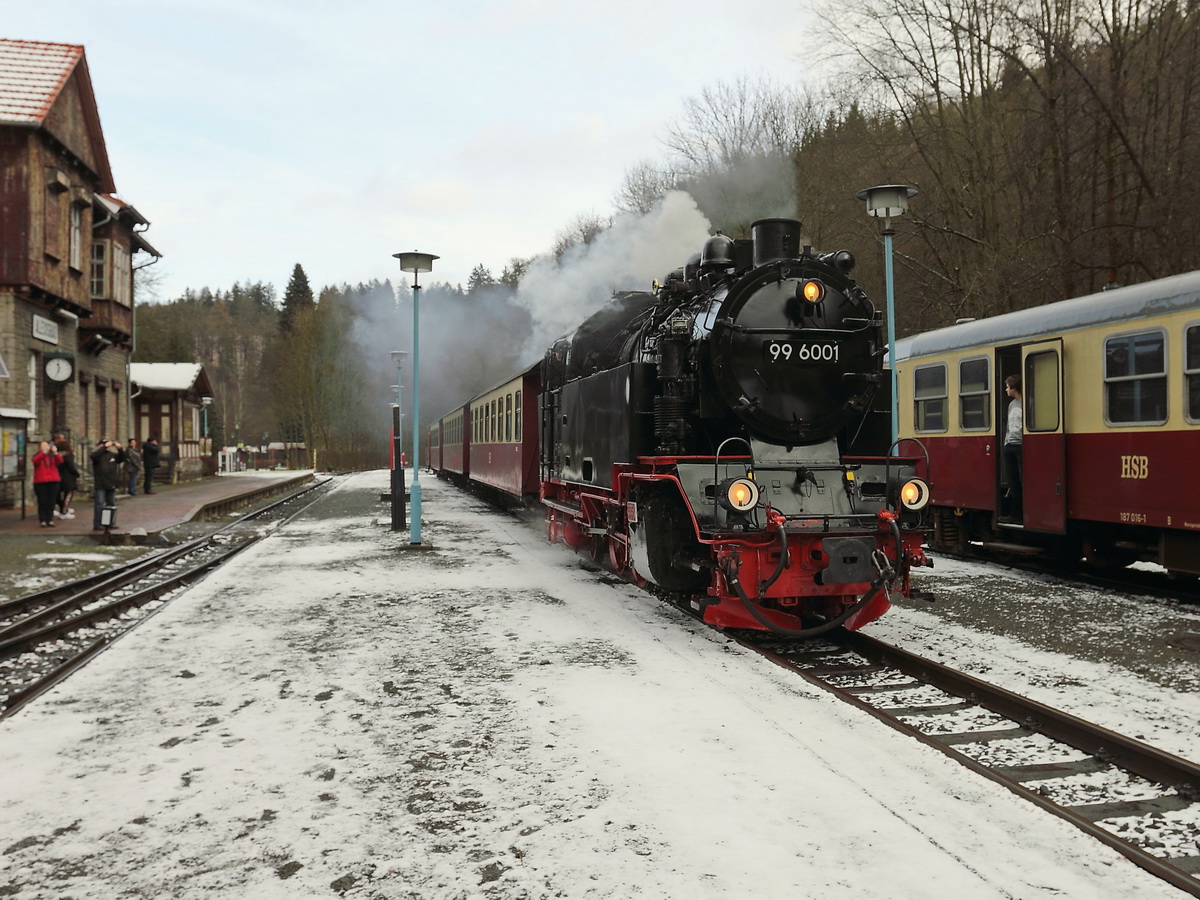 99 6001 kam als HSB 8963 aus Quedlinburg im Bahnhof Alexisbad am 31. Januar 2016 trotz Schnee pünktlich an. 