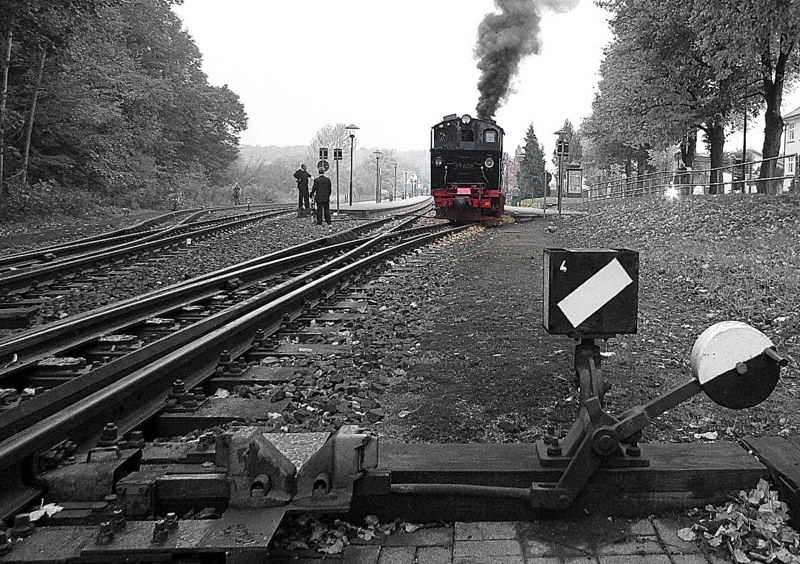 99 608 im Bahnhof Binz mit einer Weiche am 13.Okt.2013