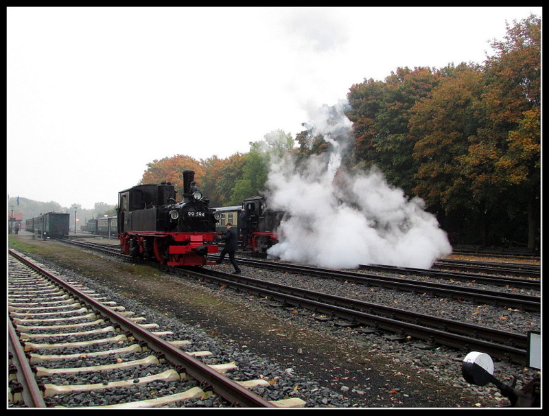 99 608 dampfte sich neben 99 594 in Putbus am 13.Okt.2013 ein.