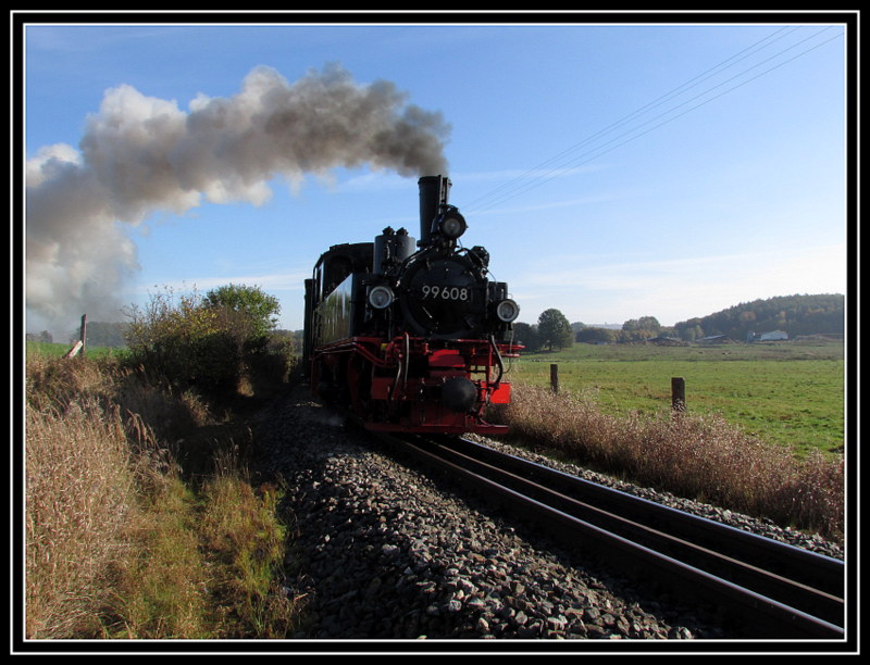 99 608 mit P 102 hinter Serams am 14.Okt.2013.
Hier am Jagdschlo�blick,blo� man sieht es nicht.