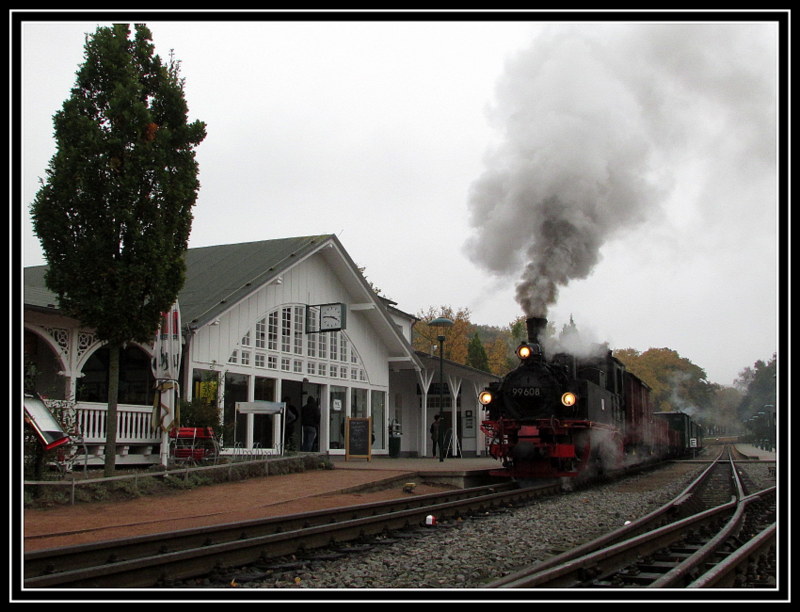 99 608 steht nach dem Wassernehmen in Binz f�r die Fotografen neben dem Empfangsgeb�ude f�r Fotos am 13.Okt.2013