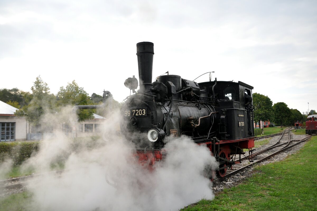 99 7203 der Alb-Bahn fährt nach der Rückfahrt in den Lokschuppen in Amstetten am 11.09.2022.