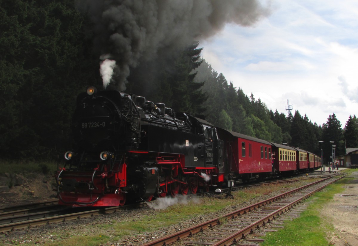 99 7234-0 donnert am 13.08.2014 mit P 8920 aus dem Bahnhof Schierke raus