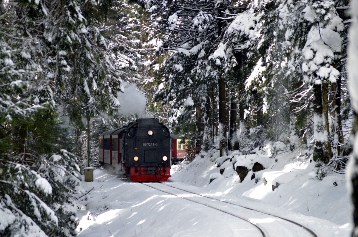 99 7241-5 kam mit N 8940 am 03.04.2015 vom Brocken kurz vor Schierke Bergab gerollt.Hier passiert sie das Esig von Schierke.