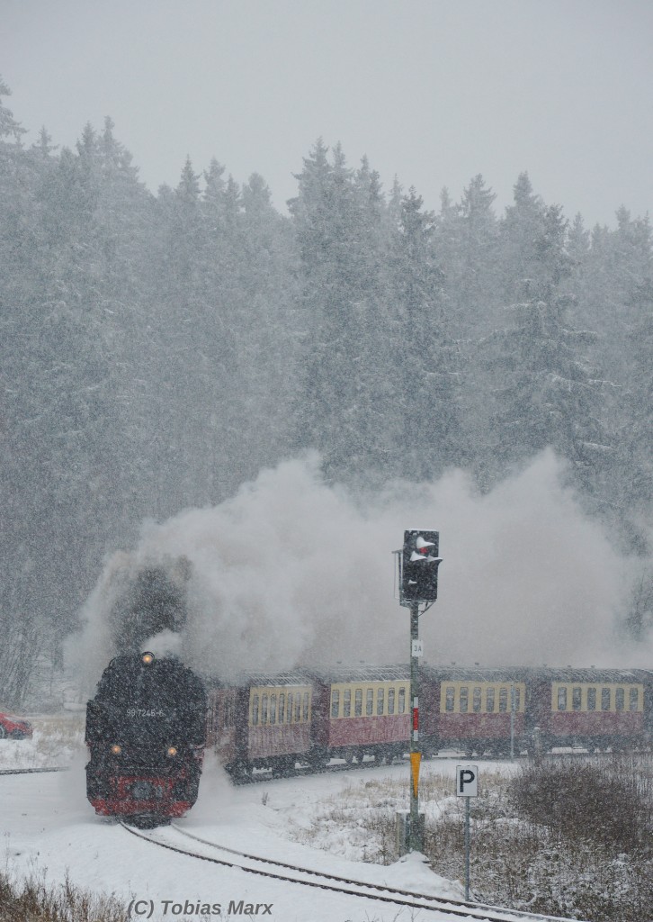 99 7245-6 verl�sst mit N 8903 bei Schneesturm den Bahnhof Drei-Annen-Hohne am 04.01.2016.
