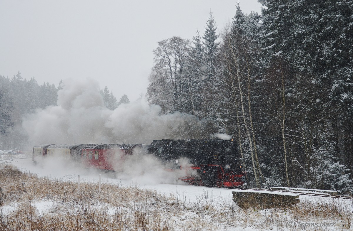 99 7245-6 verl�sst mit N 8903 bei Schneesturm den Bahnhof Drei-Annen-Hohne am 04.01.2016.
