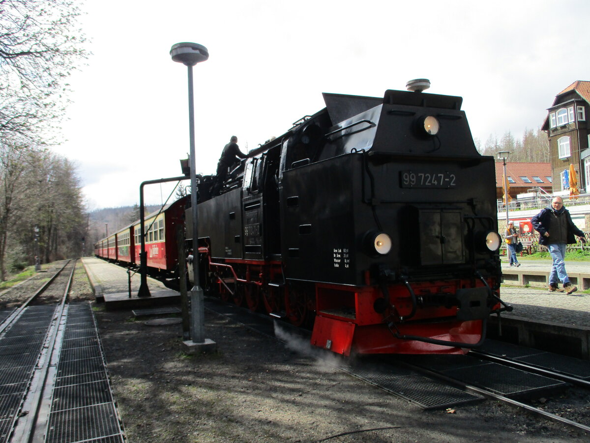 99 7247 nahm,am 24.April 2023,vom Brocken kommend,im Bahnhof Drei Annen Hohne Wasser. 