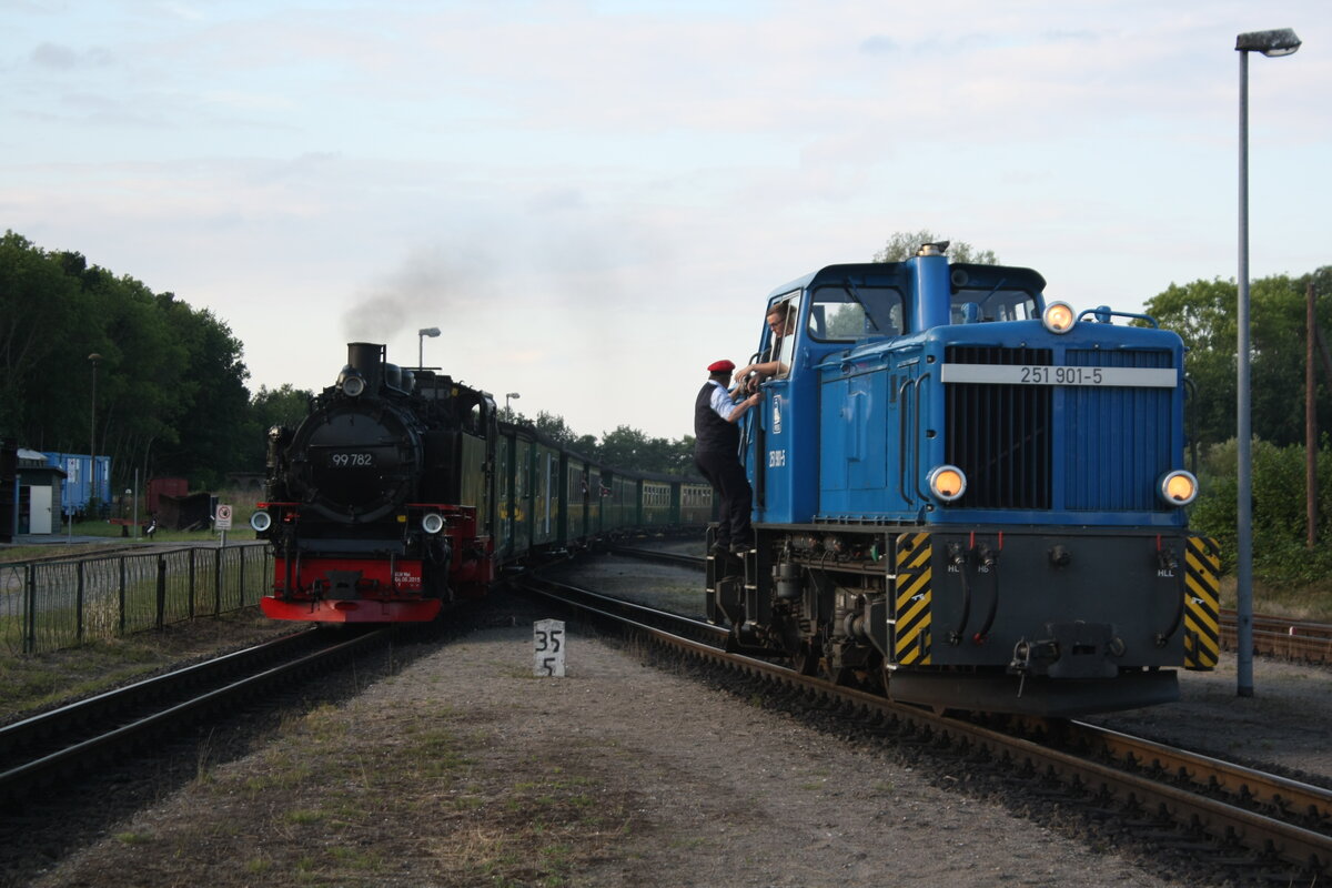 99 782 und 251 901 im Bahnhof Putbus am 28.7.21