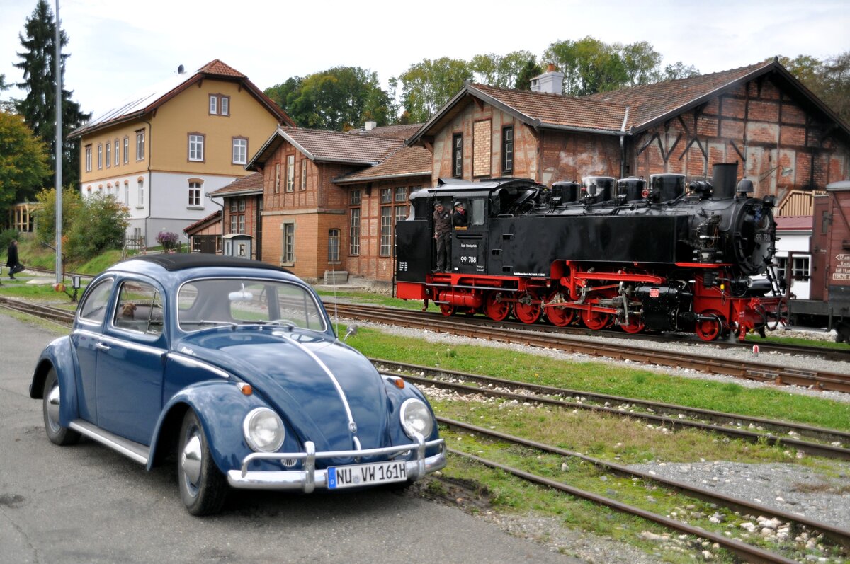 99 788 beim Öchsle in Ochsenhausen mit Oldtimer VW Käfer Paule am 15.10.2012.