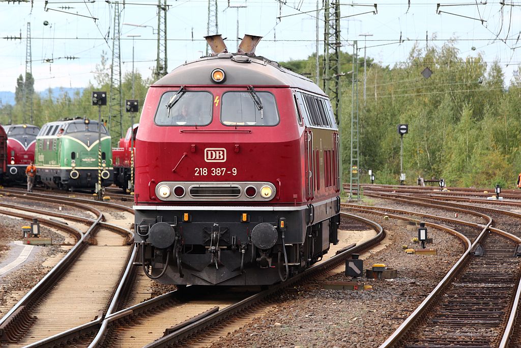 9.Lok: Gastlok 218 387-9 dieselt hier in ihrem wunderbaren altroten Farbkleid an den Fotografen vorbei. Koblenz-Lützel 29.09.2012