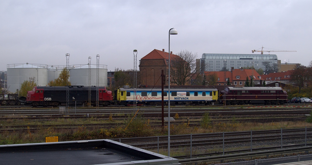 Aarhus am 29.10.2010...DSB Museumstog MY 1159 ein schwedischer  Mätvagn  und der Kultklassiker schlechthin die MX 1001 als Messzug abgestellt im Einfahrtbereich des Aarhuser Bahnhofes.