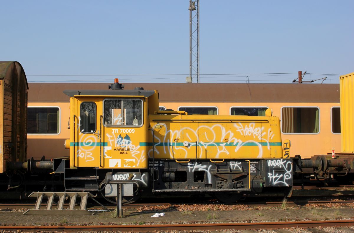 Aarsleff Rail TR 70009. Hier handelt es sich um die 1965 gebaute O&K Lg III Fabriknummer 26407 die ex DB 332 287-2 die seit Dez 2005 in Dnemark im Dienst ist. Pattburg 07.04.2019
