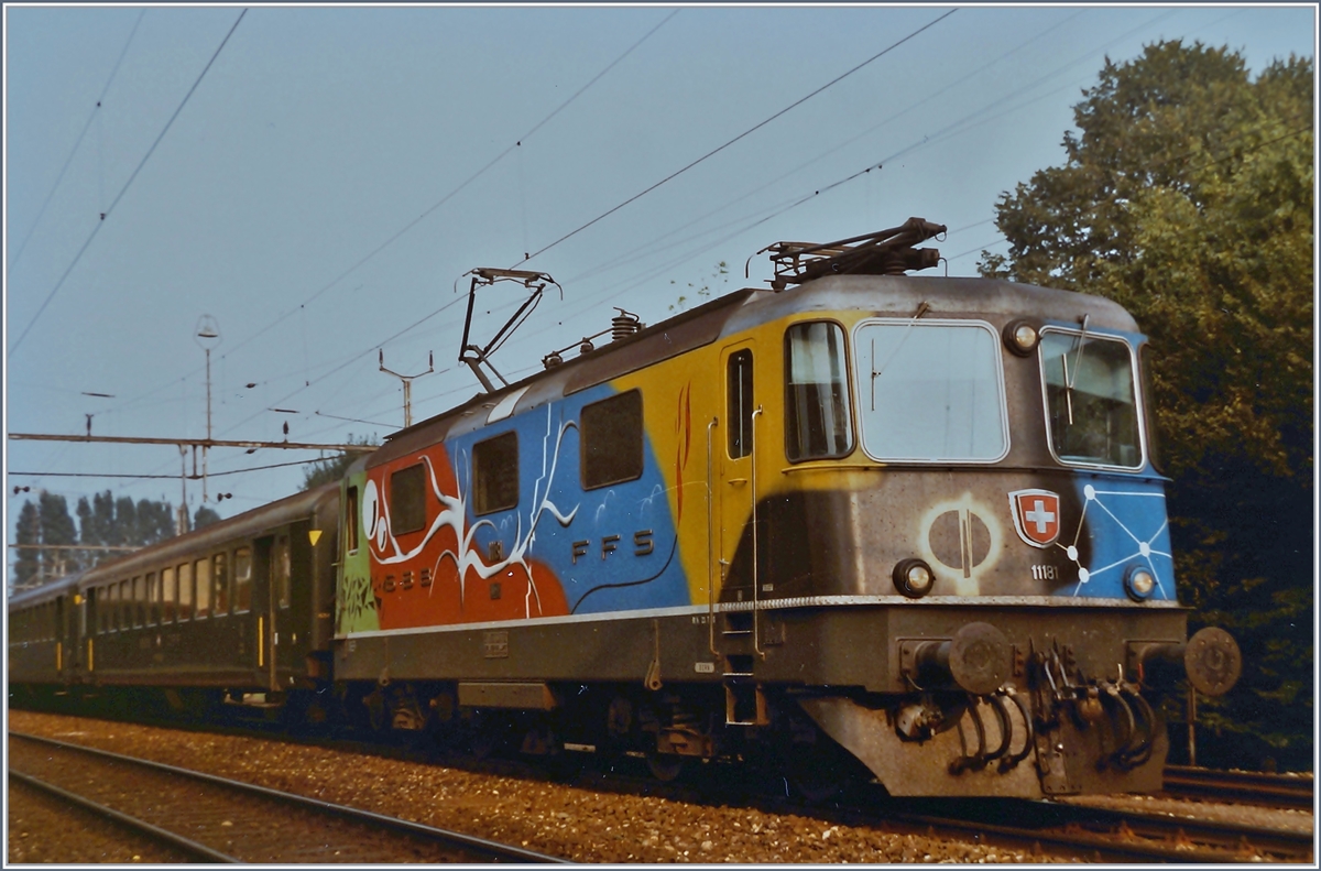 Ab dem 7. Juli 1983 verkehrte die SBB Re 4/4 II 11181 in bunten Farben, aufgemalten vom Künstler Daniel Bourret. Mit der R3 im Frühling 1984 wurde die Lok rot lackiert. 

Re 4/4 II 11181 mit dem Schnellzug 536 in Grenchen Süd am 27. August 1984