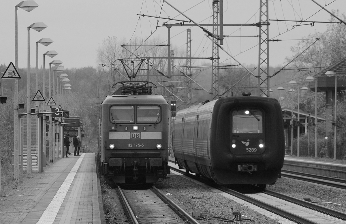 Ab und zu kommt der DSB EC/IC mal etwas später dann muss der RE7 nach Hamburg meistens in Schleswig auf die Überholung warten...NAH.SH 6112 175-5 muss den IC 383(Fredericia st - Hamburg Hbf) in Form von DSB IC3 MFA/FF/MFB 50754/5289. Schleswig 06.11.2016 