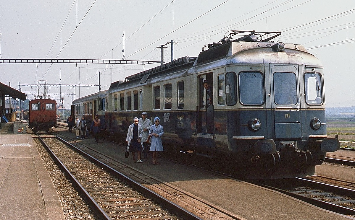 ABDe 4/4 171 der Chemins de fer fribourgeois Gruyère–Fribourg–Morat (GFM) wurde 1966 in Dienst gestellt und 1983 an die Mittelthurgaubahn (abgekürzt MThB) verkauft, die ihn als ABDe 16 bis 2002 einsetzte.  Danach kam der jetzt als ABDe 638 616 bezeichnete Triebwagen zur Thurbo AG und später zur Travys. Heute ist er im Besitz des Verein Historische Mittel-Thurgau-Bahn. Die Aufnahme entstand im Mai 1980 vermutlich im Bahnhof Romont.