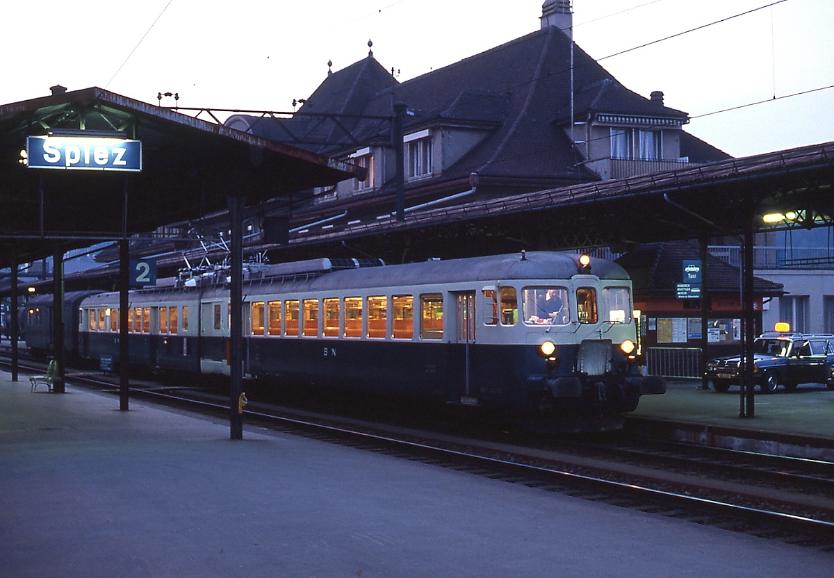 ABDe 4/8 743 der BN im Mai 1981 im Bahnhof Spiez..