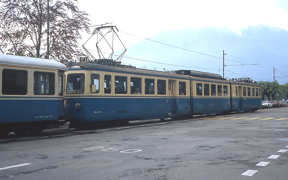ABe 8/8 24  Vigezzo  der Centovallibahn ist Mitte der 1980er Jahre auf dem oberirdischen Streckenteil in Locarno unterwegs (Foto: Gerda Lüdicke)
