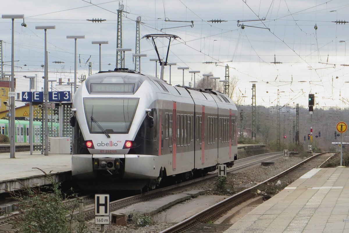 Abellio ET23-2105 v erlasst Bochum Hbf am 25 Jänner 2022.