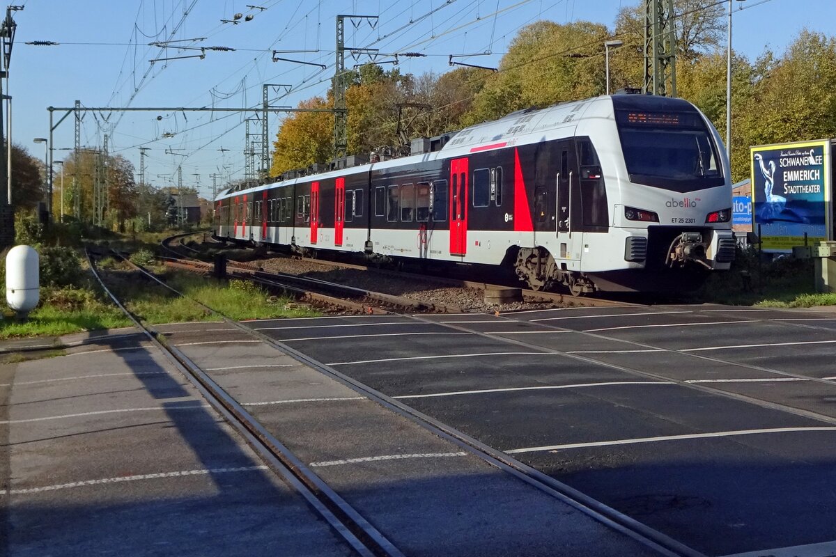 Abellio ET25 2301 verlässt Emmerich am 8 November 2019 nach Arnhem.