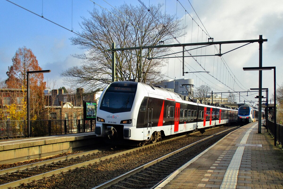 Abellio ET25 2302 steht am 1 Dezember 2017 in Arnhem-Velperpoort.