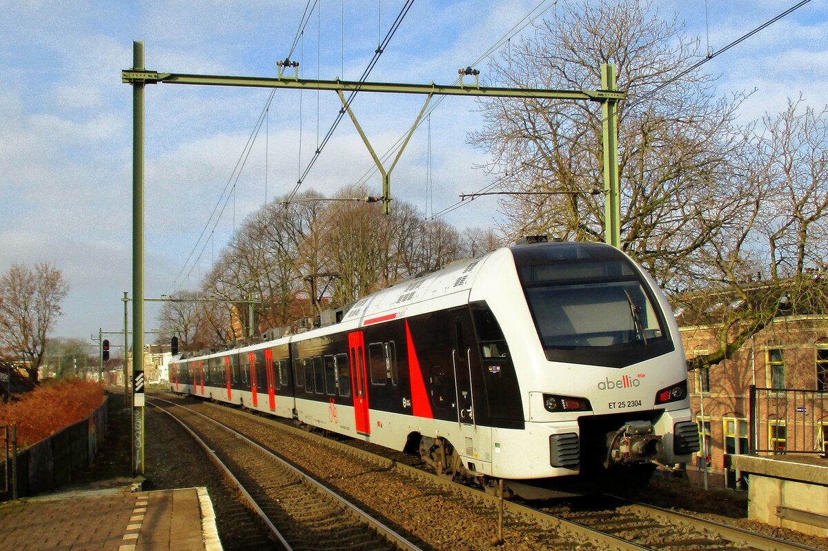 Abellio ET25 2304 verlässt Arnhem-Velperpoort am 1 Dezember 2017.