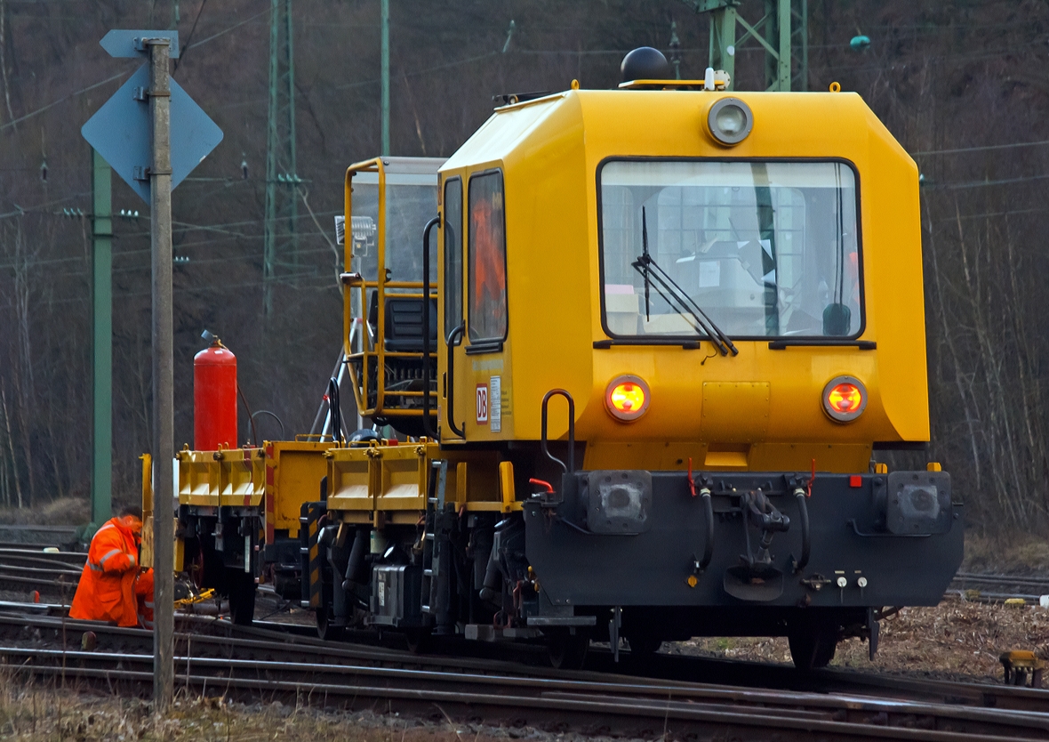 Abends in Betzdorf...

Ein GAF 100 R/A (Schweres Nebenfahrzeug  97 17 52 005 18-3) mit einem Gleiskraftwagenanhnger Kla 01 der DB Netz AG, am 26.03.2013 in Betzdorf (Sieg), beim Arbeitseinsatz.

Das Gleisarbeitsfahrzeuge  GAF 100 R/A ist ein Nebenfahrzeug das von der Firma GBM Gleisbaumechanik Brandenburg/H. GmbH gebaut wurde. Mit ihm knnen Personen (zur Mitfahrt sind 6 Personen zugelassen), Material und Ausrstungen befrdert werden knnen.  Zudem hat es einen Palfinger 9001A Kran.

Der Antrieb des zweiachsigen Fahrzeuges erfolgt von einem 6 Zylinder, wassergekhlten MAM D 0826 LOH 07 Dieselmotor mit 169 kW (230 PS) Leistung ber Lastschaltwendegetriebe auf die Radsatzgetriebe. 

Weitere Technische Daten:
Achsfolge: B
Lnge ber Puffer: 8.080 mm
Hchstgeschwindigkeit: 100 km/h
Eigengewicht: 17 t
