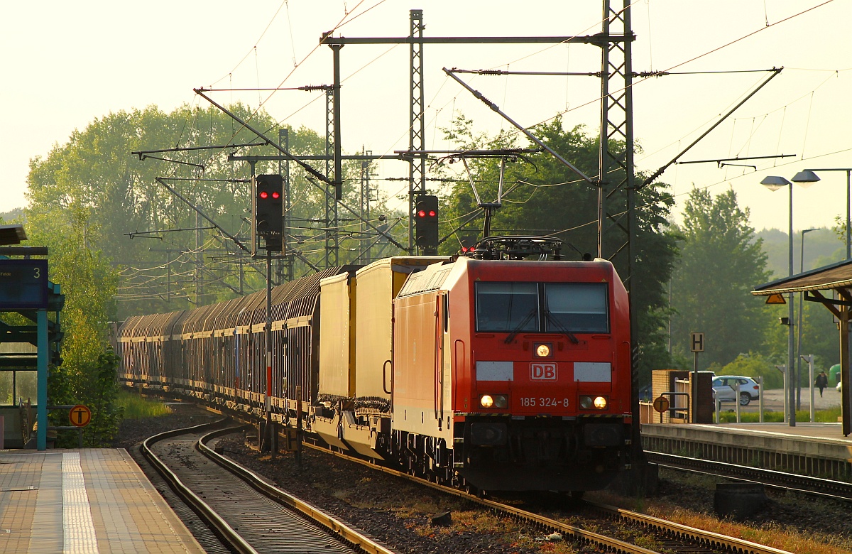 Abendsonnengegenlichtaufnahmme...DBS/RSC 0185 324-8 mit dem Volvo-Zug(4625x)und den üblichen zwei DHL KLV Wagen rauscht hier durch Schleswig. 19.05.2014