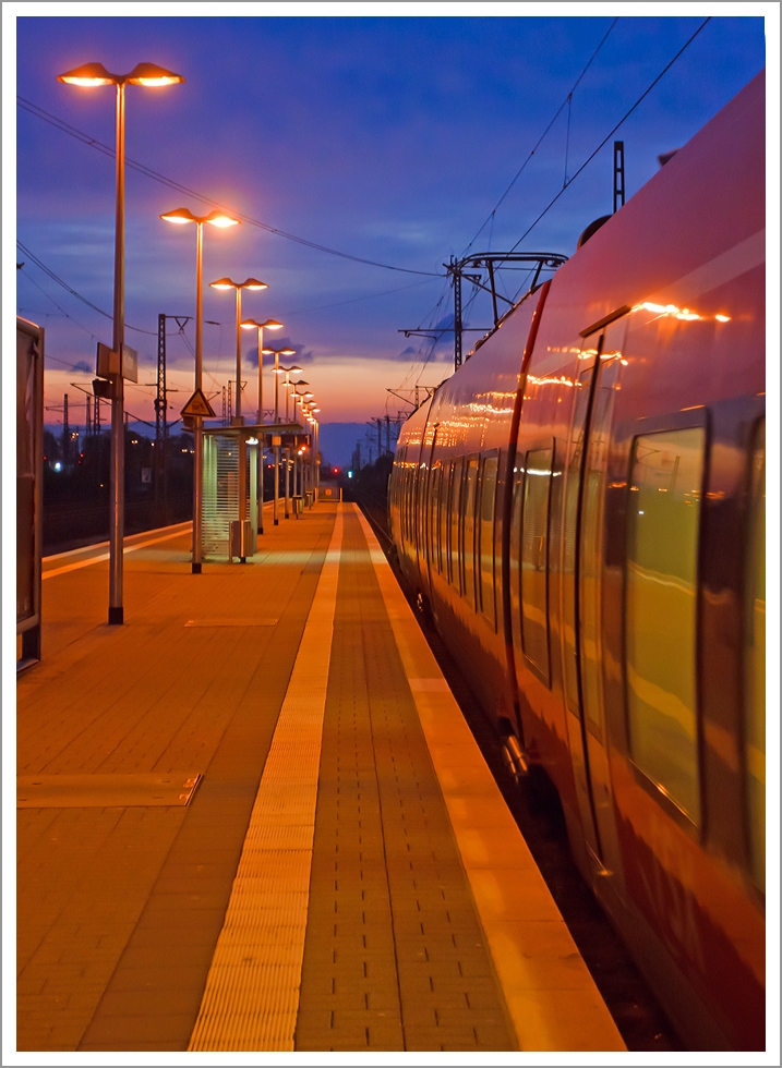 Abendstimmung am Bahnsteig:

Zwei gekuppelte 4-teilige Tallent 2 als RE 9 (rsx - Rhein-Sieg-Express)  Siegen - Kln - Aachen fahren am 28.04.2013 um 21:20 Uhr von Troisdorf weiter in Richtung Kln.