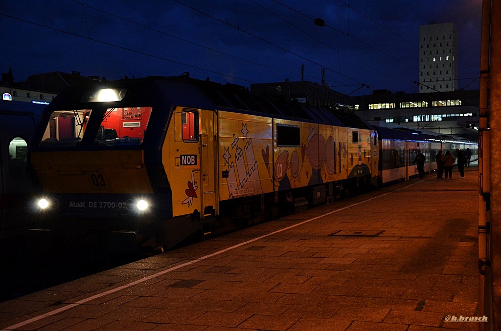 abendstimmung im bhf hh-altona:MAK DE 2700-03 kurz vor der abfahrt mit einer NOB-einheit,am 01.11.14