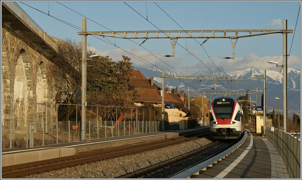 Abendstimmung im Haltepunkt St-Saphorin: Ein Flirt leg gerade einen kurzen Halt ein.
11. März 2012