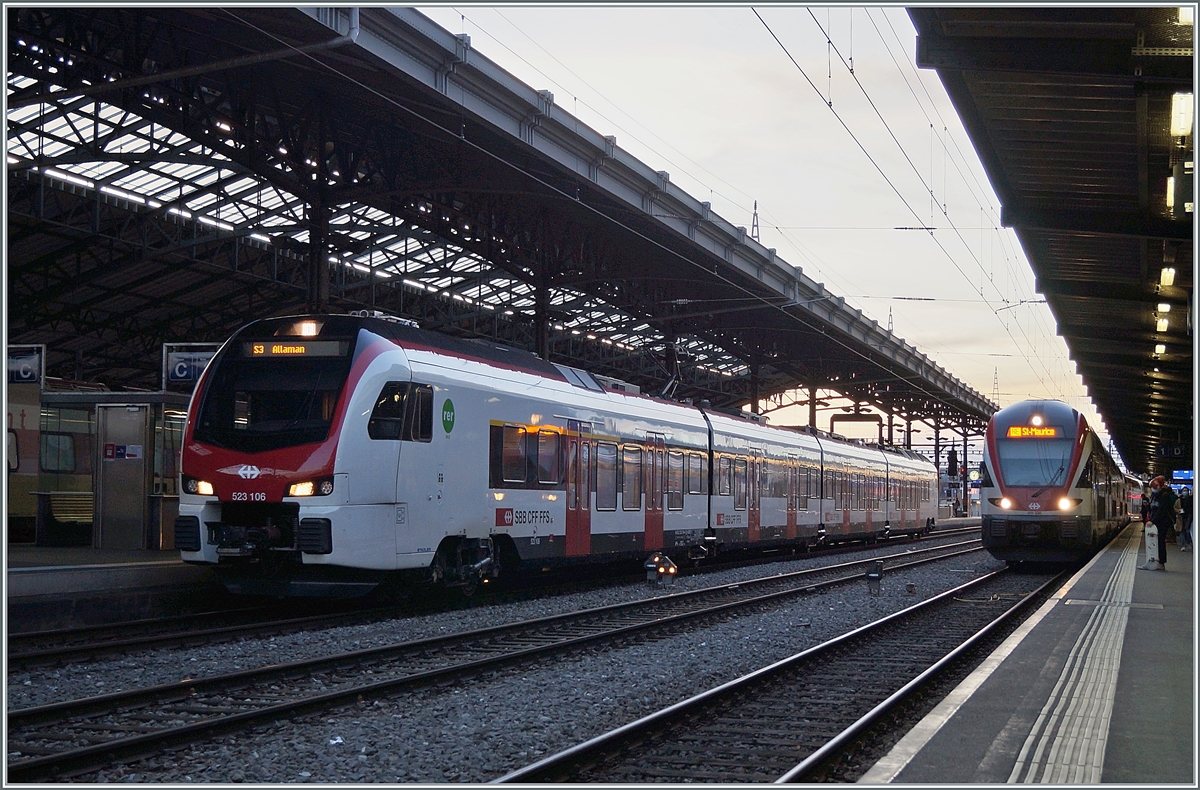 Abendstimmung in Lausanne: Während auf Gleis 1 ein SBB Kiss einfährt, steht auf Gleis 3 der neuen Flirt3 RABe 523 109. 

20. Februar 2021