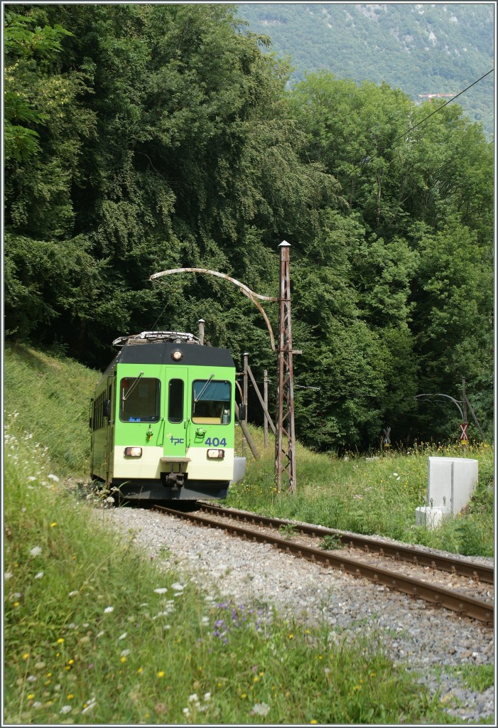 Abermals wird ab dem 2. Sept. (bzw. 16. Sept.) die ASD fr lngere Zeit, bis etwa Mitte November, im SEV betreiben. Wenn sie dann wieder fahren wird, werden die formschnen Eisen- und Holzfahrleitungsmaste aus der Erffnungszeit wohl durch neue Fahrleitungsanlagen ersetzt sein. Grund genug, noch ein paar  romantische  Eindrcke der ASD bei Verchiez einzufangen. 27. August 2013