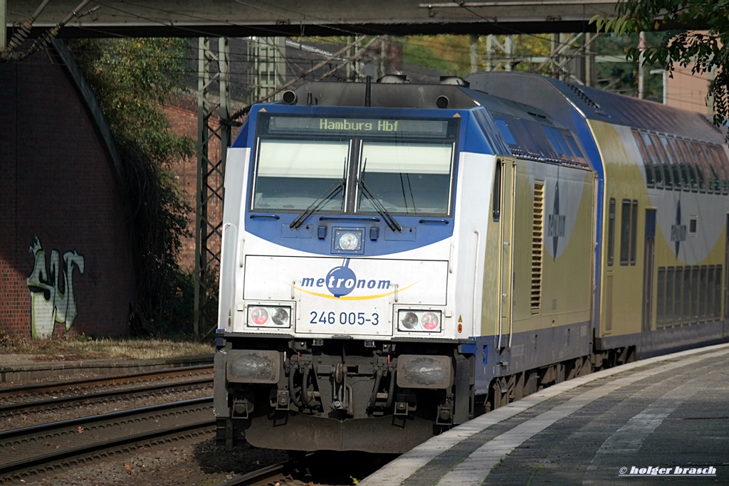 abfahrt der 246 005-3 vom bhf harburg mit den metronom nach cuxhafen am 21.10.13