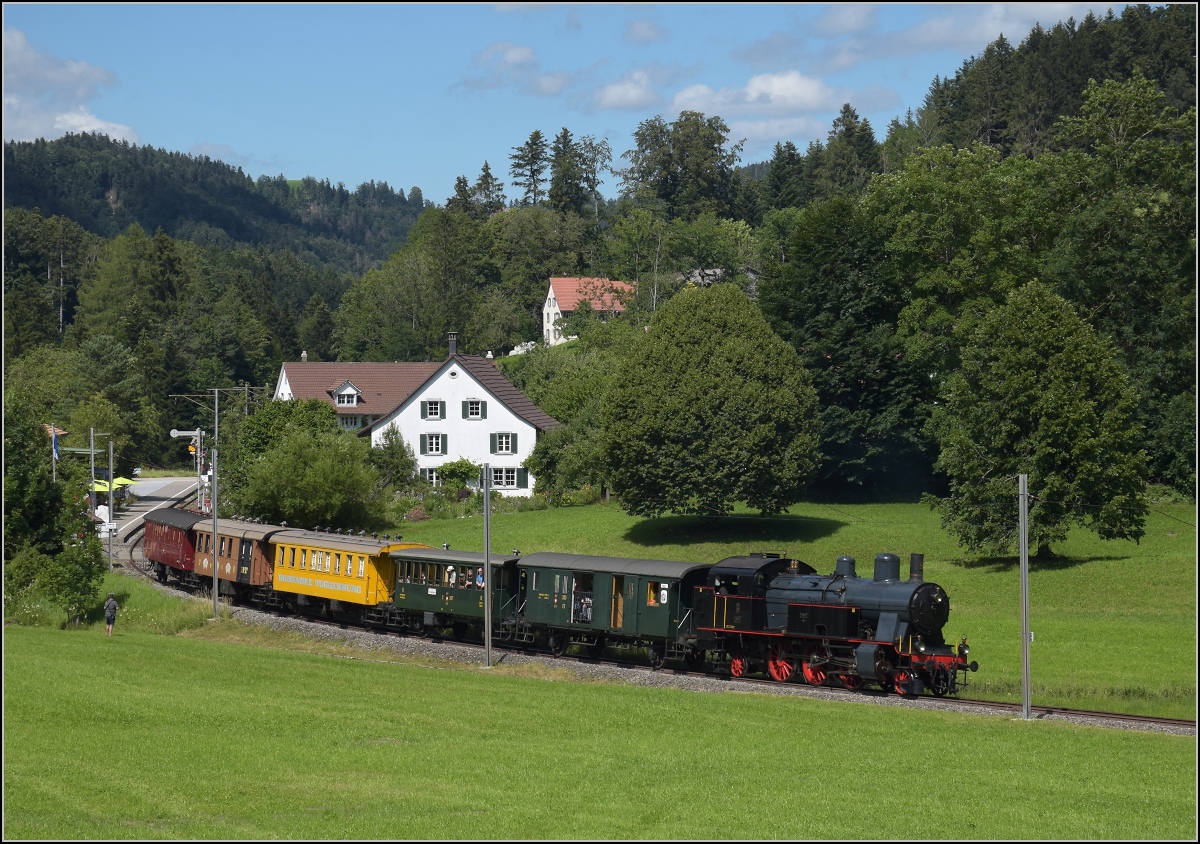 Abfahrt der Eb 3/5 9 der Bodensee-Toggenburg-Bahn mit ihrem wunderbaren Personenzug von Neuthal. Juli 2020.