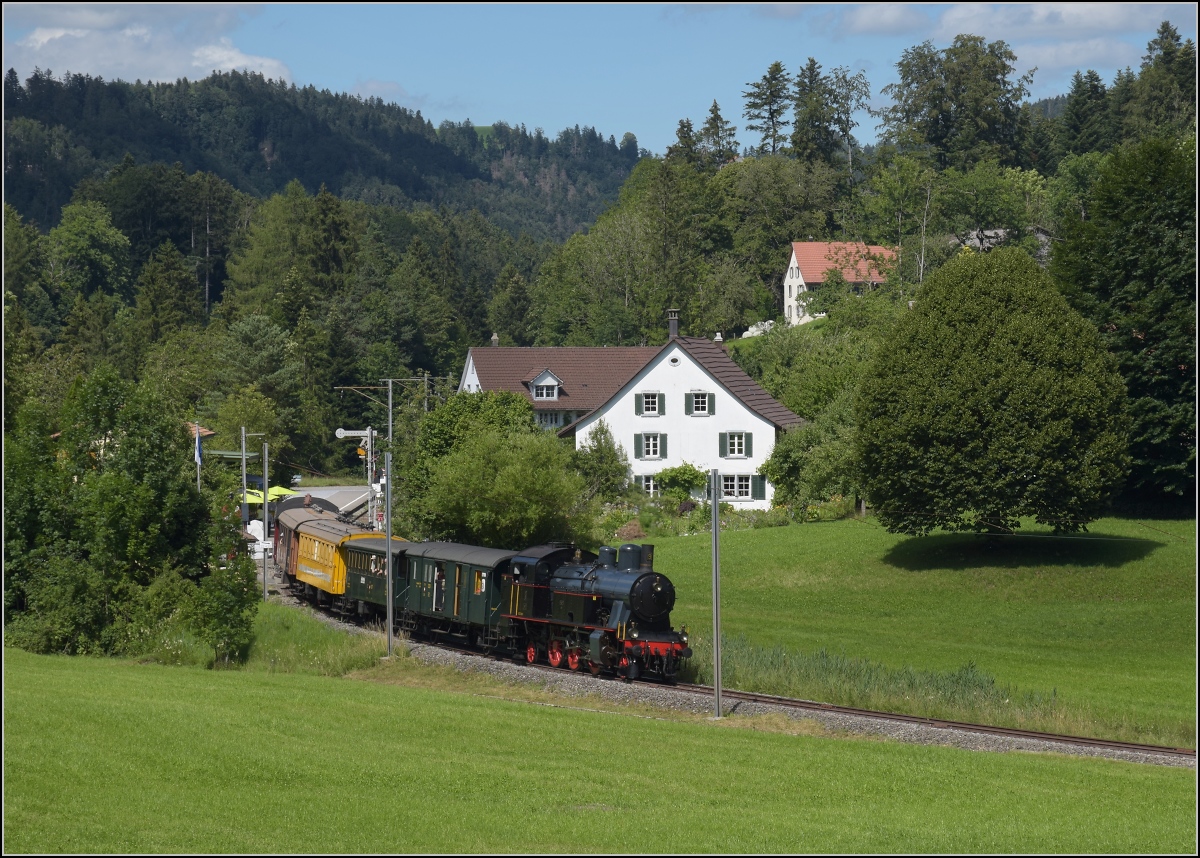 Abfahrt der Eb 3/5 9 der Bodensee-Toggenburg-Bahn mit ihrem wunderbaren Personenzug von Neuthal. Juli 2020.
