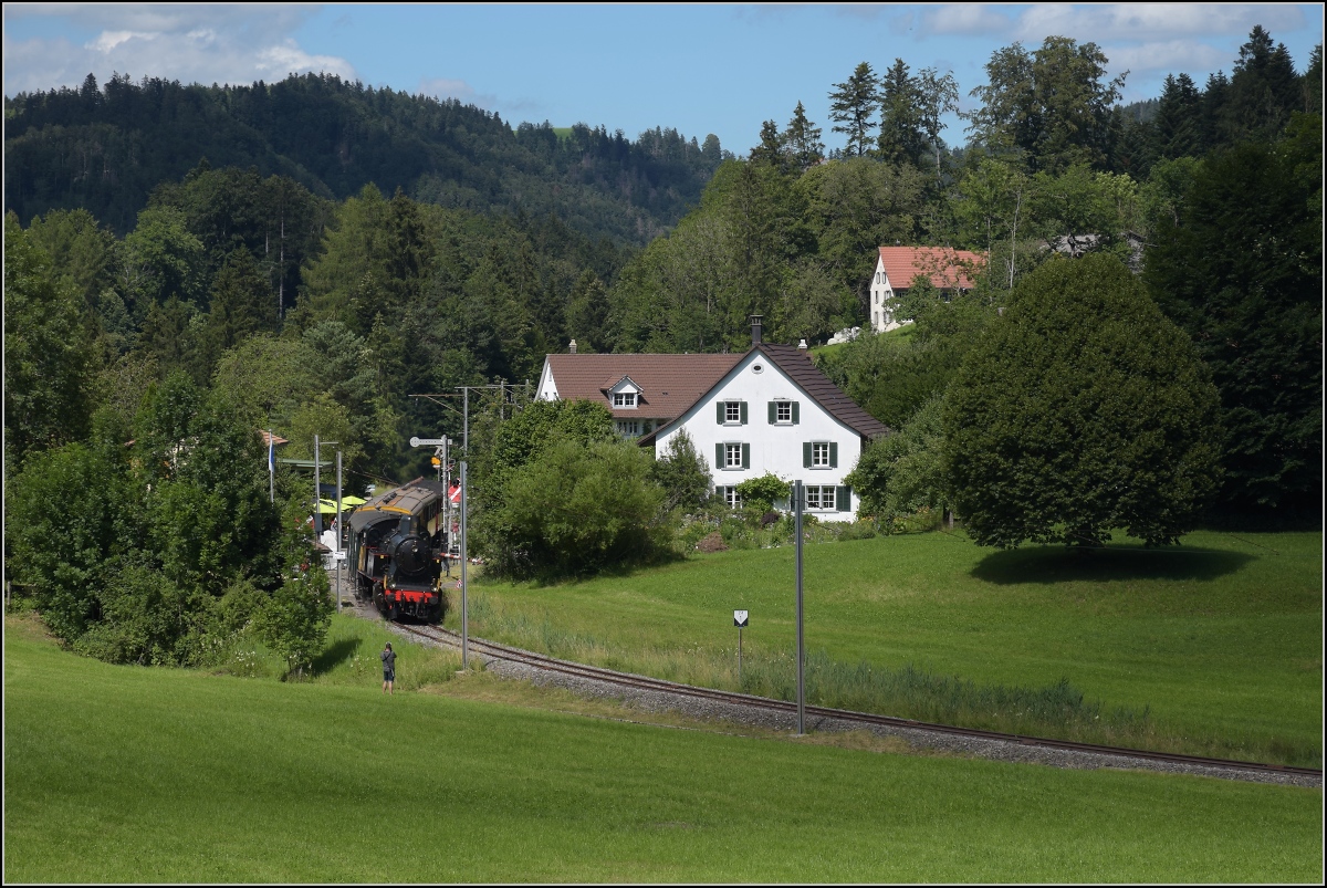 Abfahrt der Eb 3/5 9 der Bodensee-Toggenburg-Bahn mit ihrem wunderbaren Personenzug von Neuthal. Juli 2020. Die Fotowolke hat unmittelbar vor Abfahrt der Sonne Platz gemacht. Der Fotograf nicht. Bei dem aber lässt sich was machen...