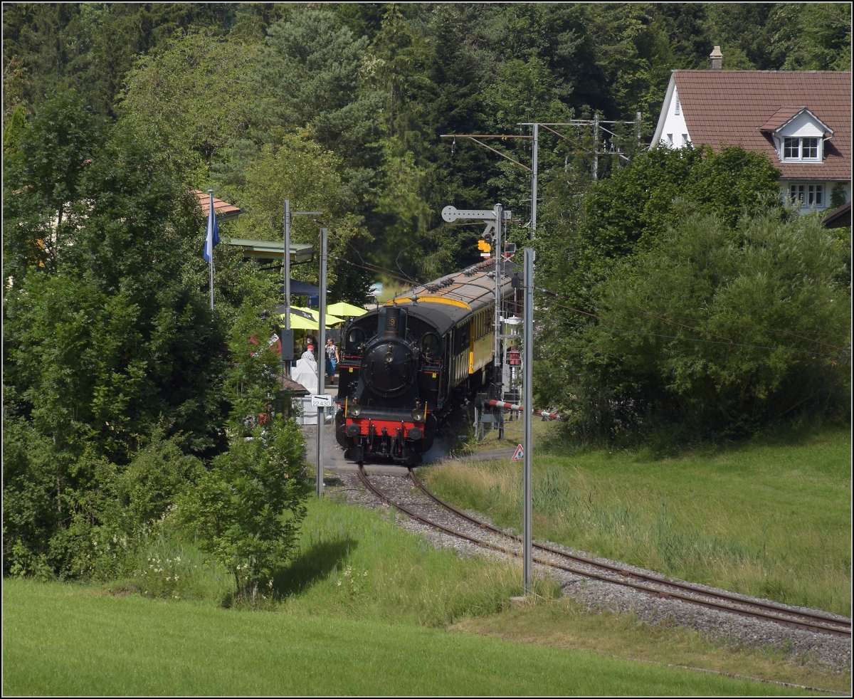 Abfahrt der Eb 3/5 9 der Bodensee-Toggenburg-Bahn mit ihrem wunderbaren Personenzug von Neuthal. Juli 2020. Aber erst muss die Fotowolke und der Fotograf Platz machen.