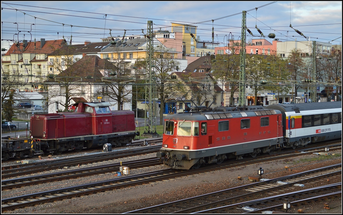 Abfahrt von IC 187 nach Zürich mit Re 4/4 II 11114, Im Hintergrund 212 133-3. November 2013.