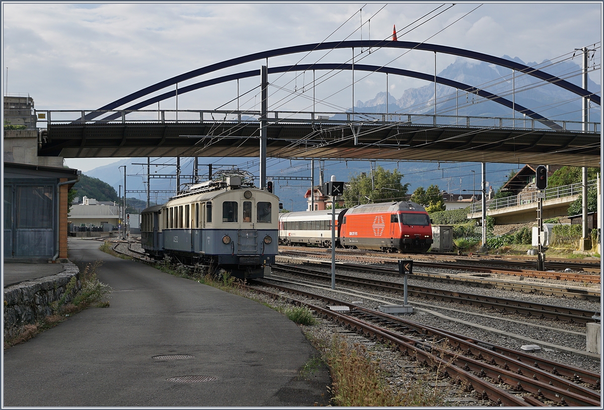 Abgebügelt und im Schatten fehlte mir für ein Foto des historische ASD BCFe 4/4 N° 1 in Aigle etwas. Gerade recht zur Bildgestaltung kam mir dann die gerade einfahrende Re 460 mit ihrem IR 90 auf dem Weg nach Genève Aéroport, der einen gewissen Kontrast ins Bild bringt. 

1. Sept. 2019