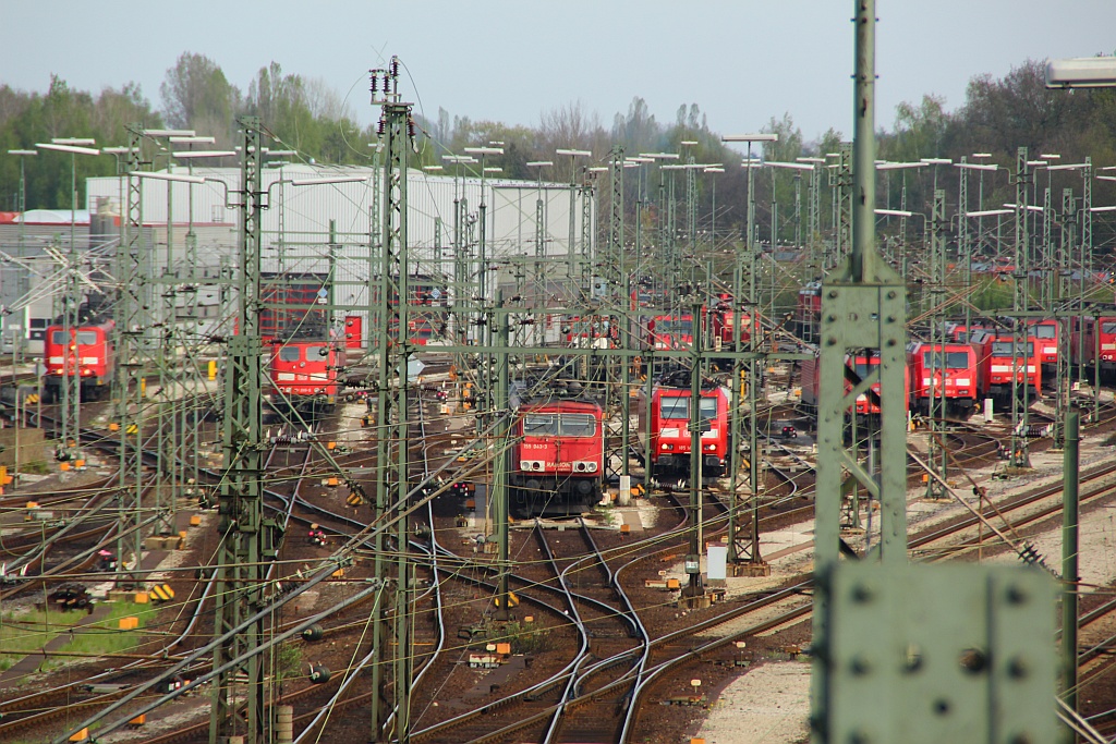 Abgesehen von 155 043 war kaum eine Loknummer am Lokparkplatz in Maschen zu erkennen...28.04.12