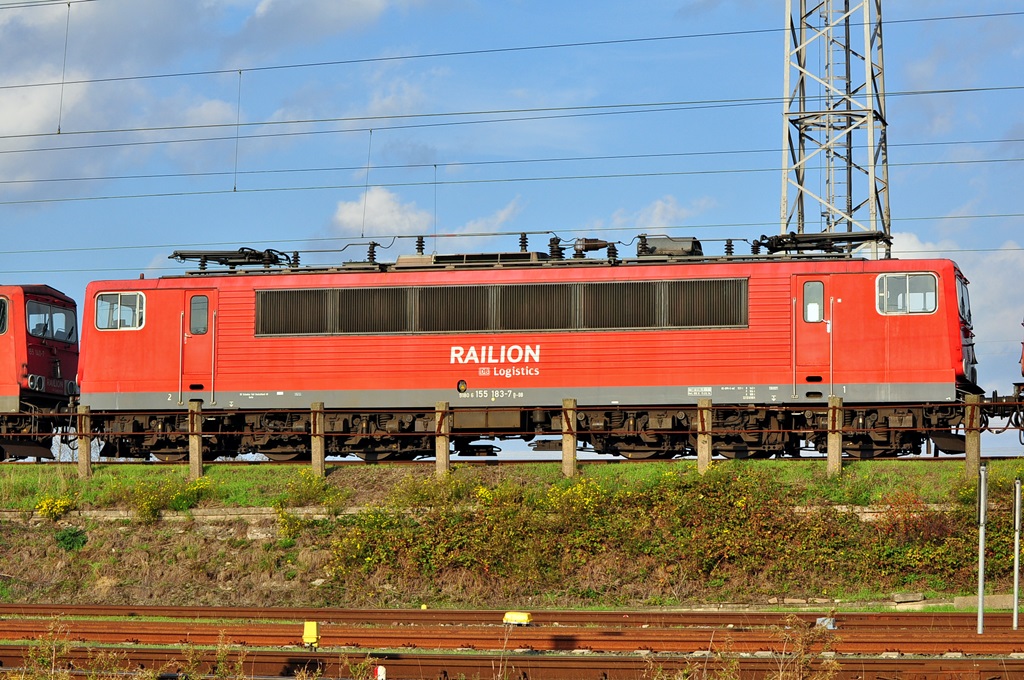 Abgestellt in Rostock-Seehafen am 10.10.2014 die 155 183.